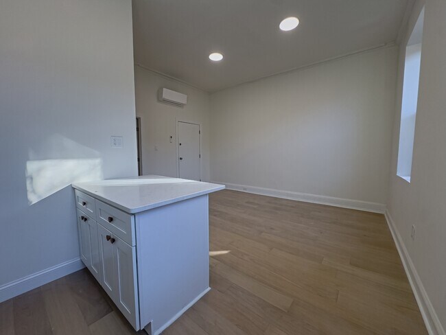 Building Photo - 2039 Green St