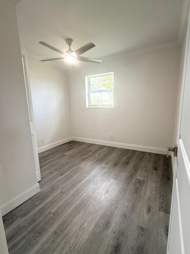 Building Photo - 442 SW 14th Ct