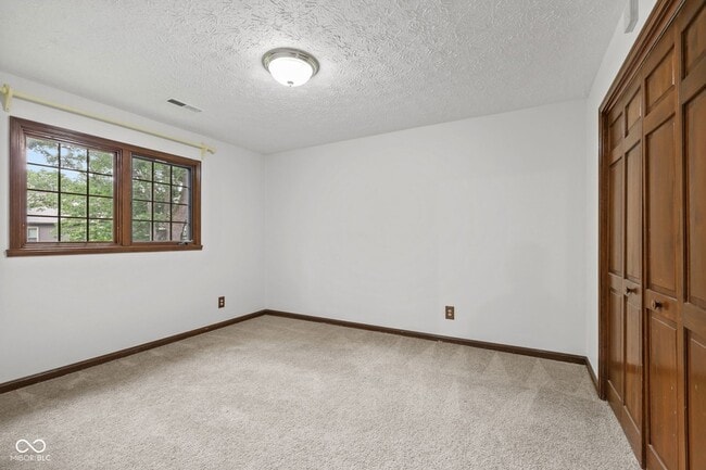 Building Photo - 738 Howe Dr