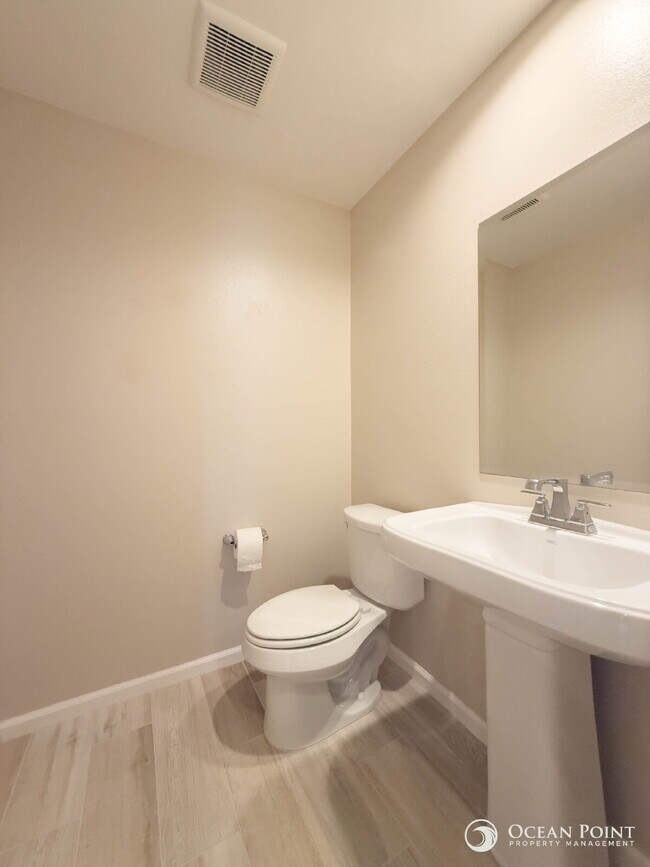 Building Photo - 3 Bedroom Condo for Rent in Oxnard by the ...