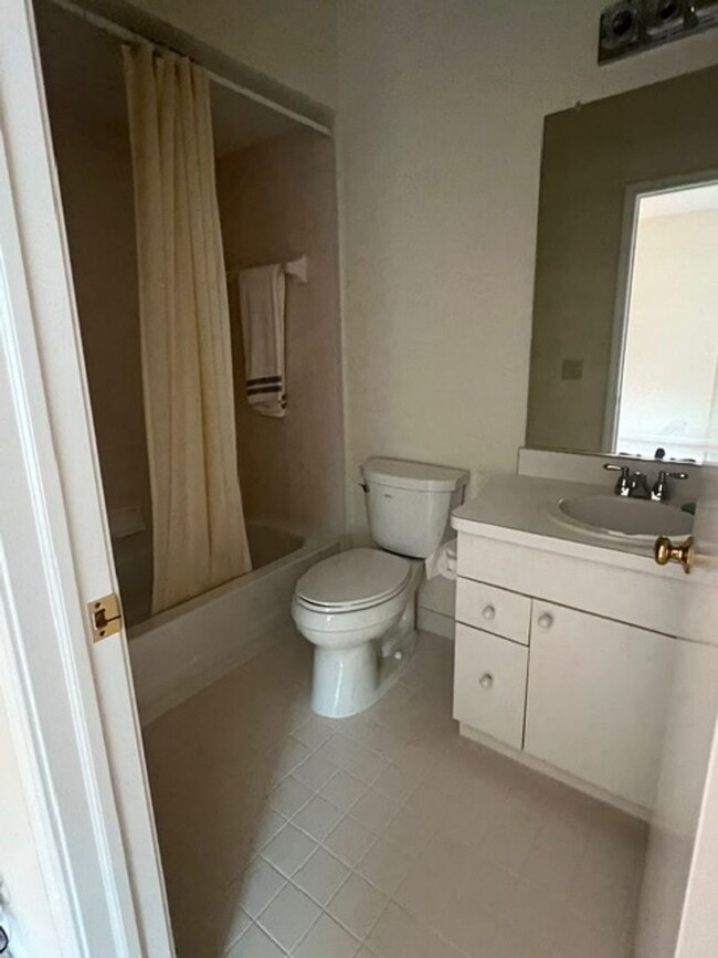 Building Photo - Beautiful 2 Bedroom 2.5 Bathroom Condo in ...