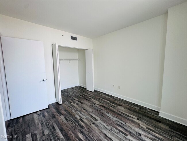 Building Photo - 3000 Oasis Grand Blvd