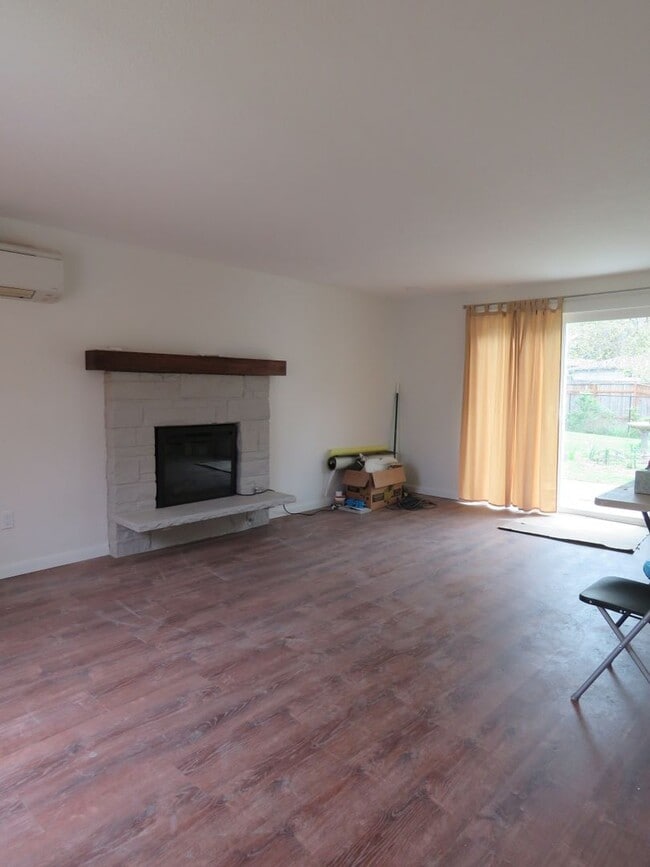 Building Photo - Remodeled Ranch 3 Bedroom 2 Bath with Larg...