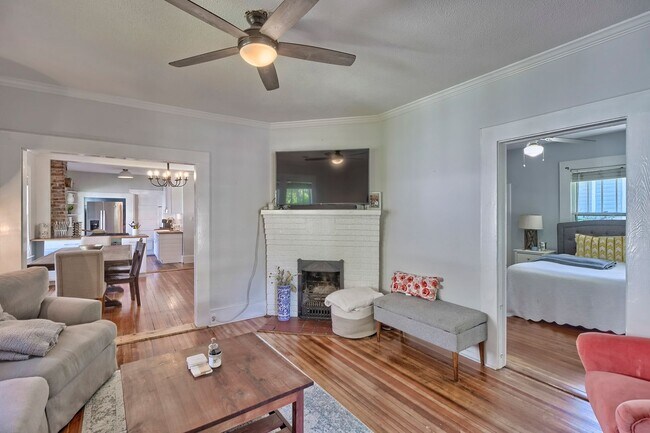 Building Photo - Adorable Bungalow in Highly Sought-After C...