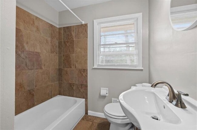 Building Photo - 2911 Gresham Rd S E