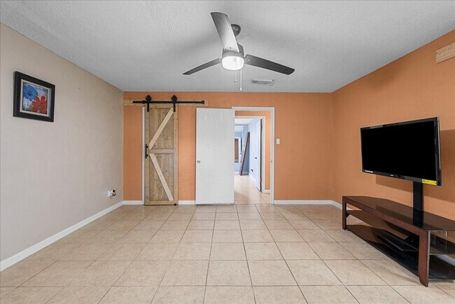 Building Photo - 883 Silverpines Rd