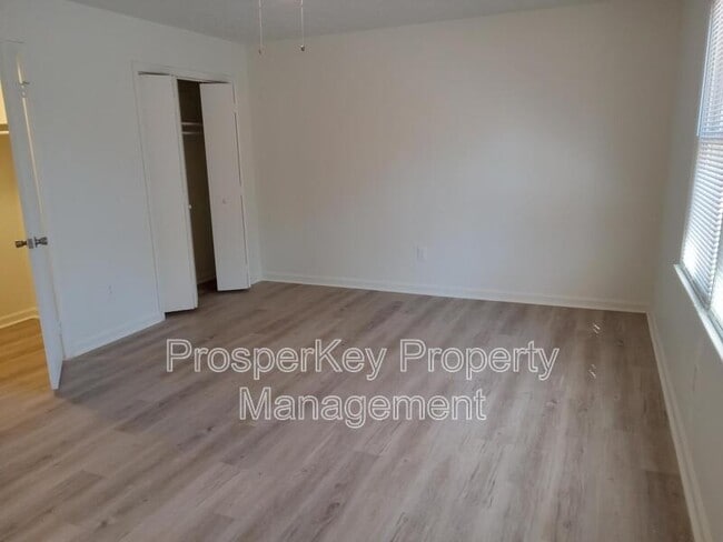 Building Photo - 1100 43rd Ct