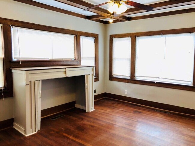 Building Photo - 2 bedrooms with sunroom, 1 bath , spacious kitchen, tons of historic features!  New kitchen and b...