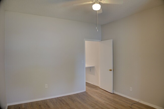 Building Photo - Recently Updated West Tulsa Home!