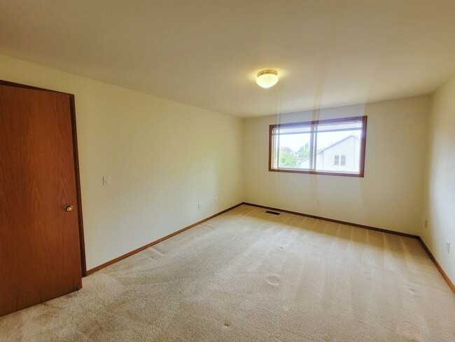 Building Photo - Charming Split-level 4 Bedroom Home - E Mc...