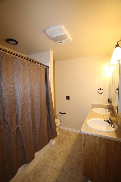 Building Photo - 2 Bedroom Condo near Downtown!