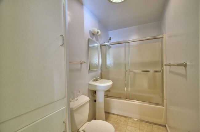 Building Photo - Live Comfortably in this conveniently located 3-Bedroom Home!