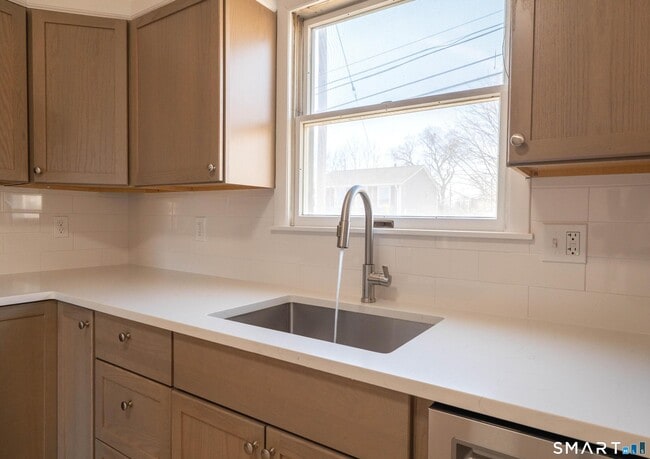 Building Photo - 751 Old Stratfield Rd