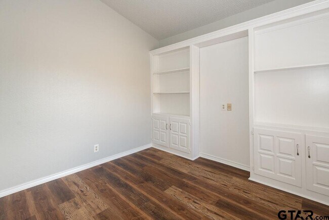 Building Photo - 5917 Hollytree Dr