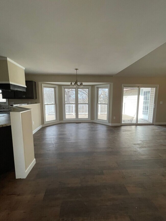 Building Photo - FOR RENT! 6 Bedroom 3 Bathroom in Moscow Mills, MO!