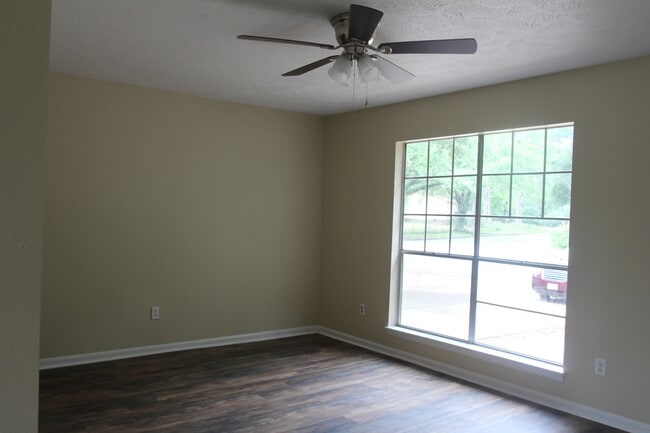 Building Photo - 2523 Beachview Dr