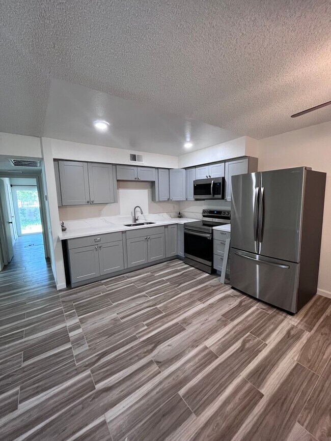 Building Photo - North Palm Springs Beauty move in special $200.00 of first month