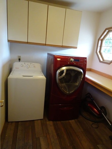 Building Photo - Charming Large 2-Bedroom Condo in the Hear...