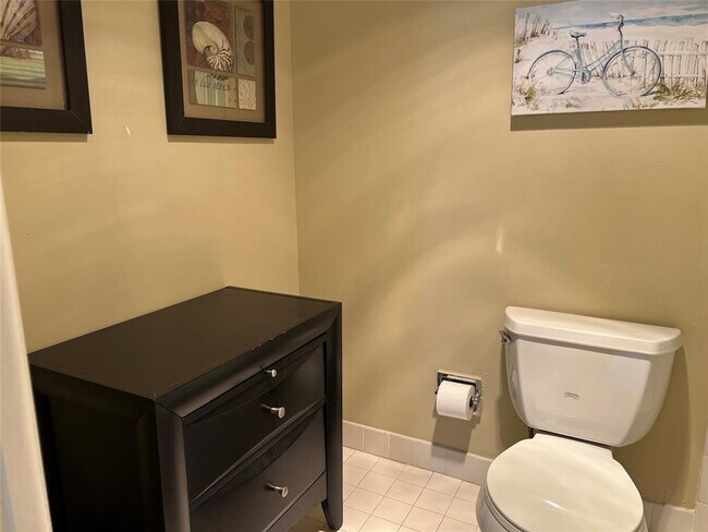 Building Photo - 445 SE 21st Ave