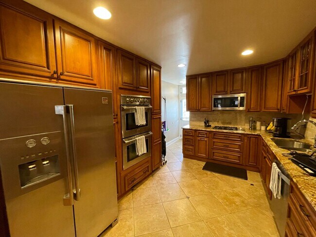 Building Photo - Charming 2 Bedroom/3.5 Bathroom Townhome i...