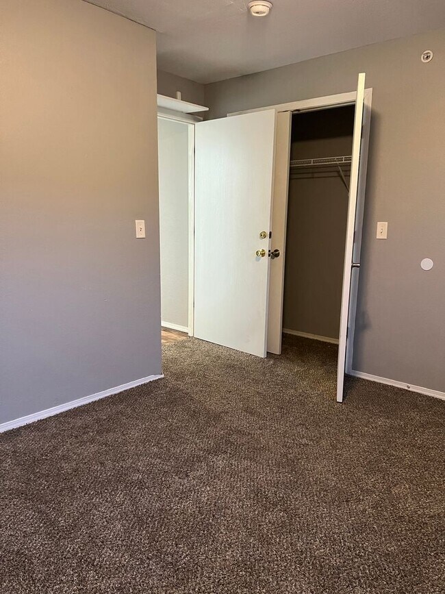 Building Photo - 3 bedroom/2 bath condo unit