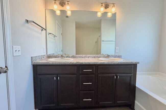 Building Photo - AVAILABLE NOW! (Pet Friendly)