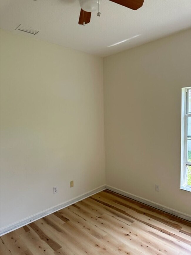 Building Photo - Large Home for rent !