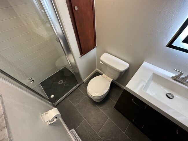 Building Photo - Brinwood Property APT A