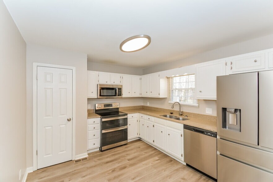 Building Photo - 3336 Country Ridge Dr