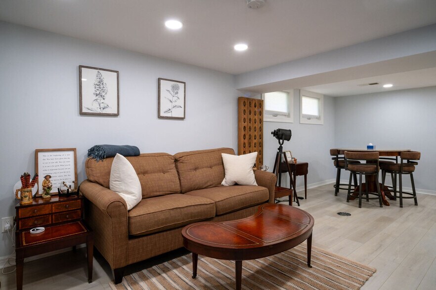 Building Photo - 525 Circle Dr