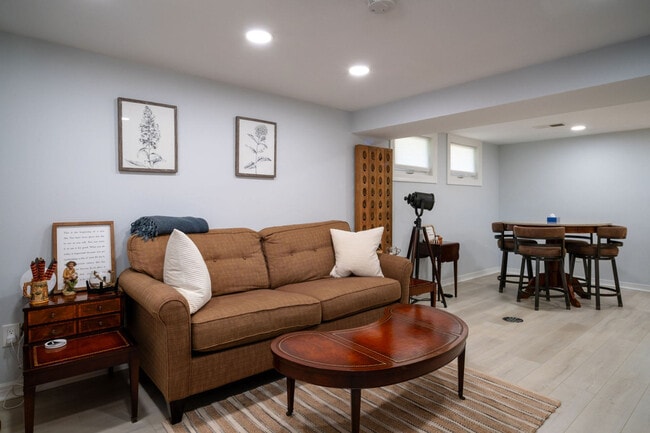 Building Photo - 525 Circle Dr