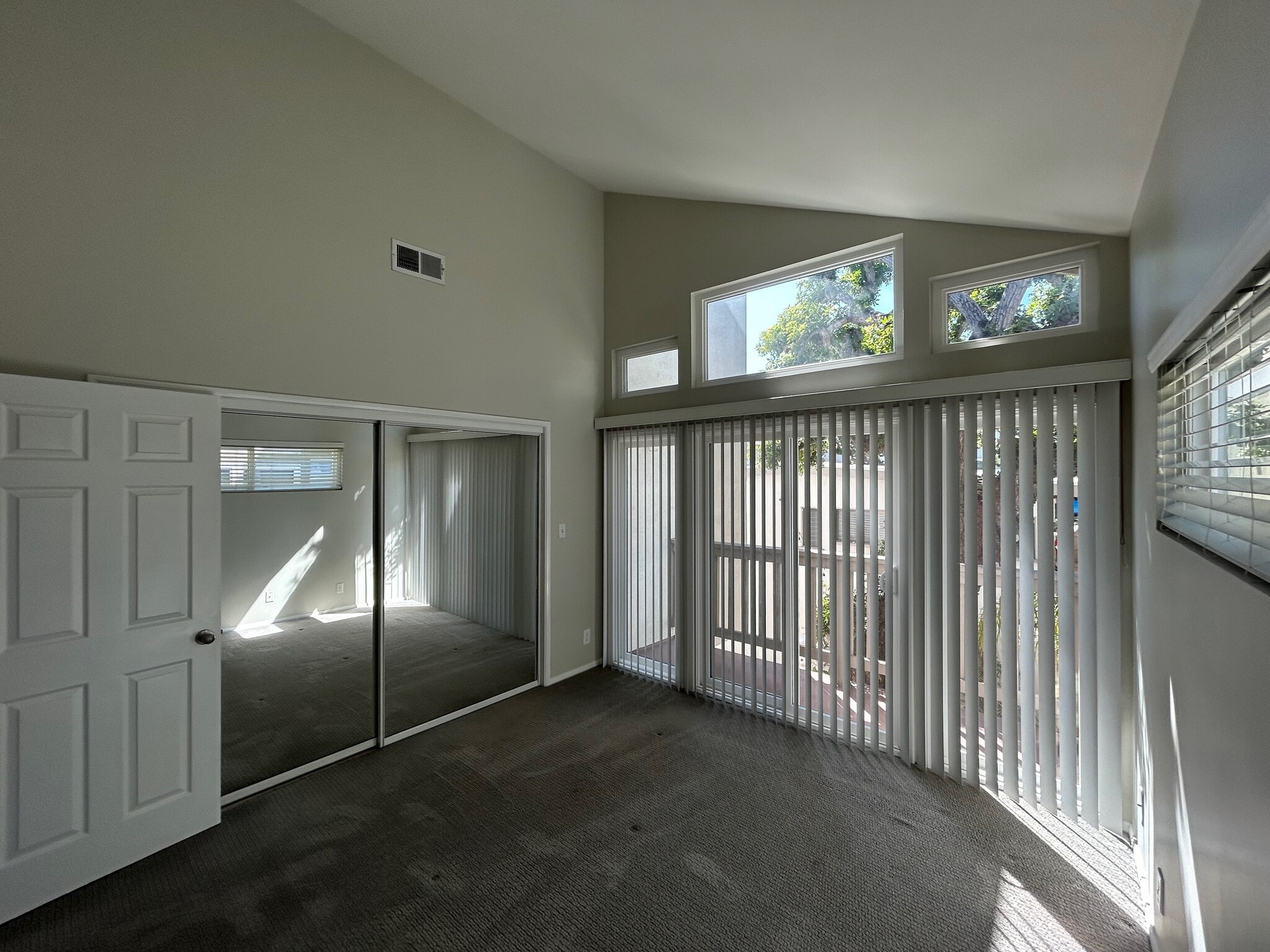 "Treehouse" bedroom with balcony - 3222 Morningside Dr