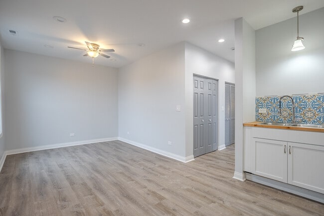 Building Photo - 1013 W 18th Pl