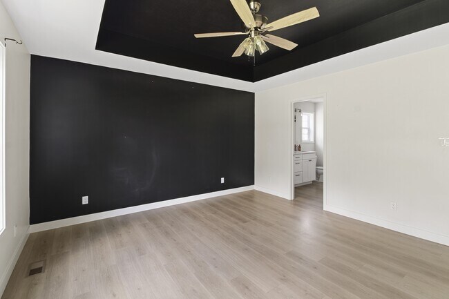 Building Photo - 709 N Abbey Rd