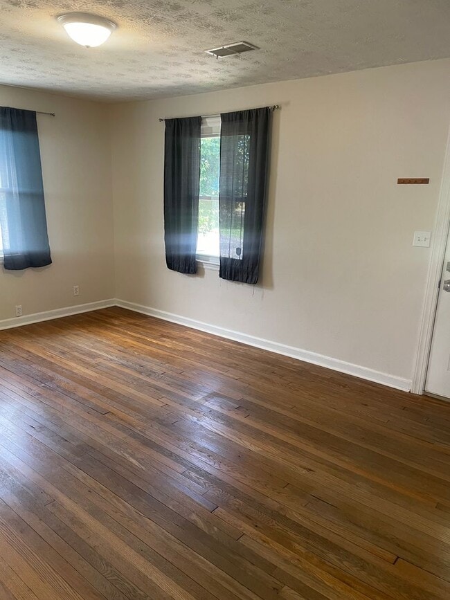 Building Photo - Knoxville 37920 - Adorable 2 bedroom 1 bath home in the Heart of South Knoxville-Pet Friendly - C...