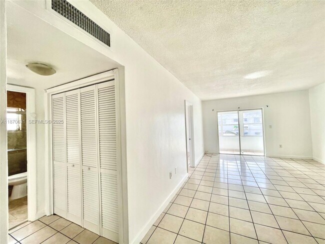 Building Photo - 110 Royal Palm Rd