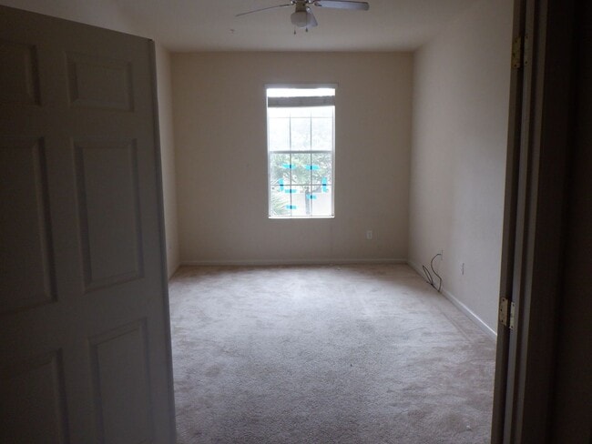 Building Photo - Beautiful 3/2 2nd Floor condo in gated Flo...