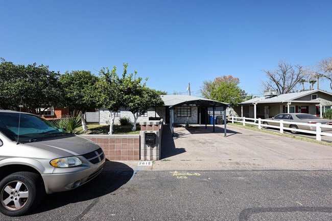 Building Photo - 2816 N 33rd Pl