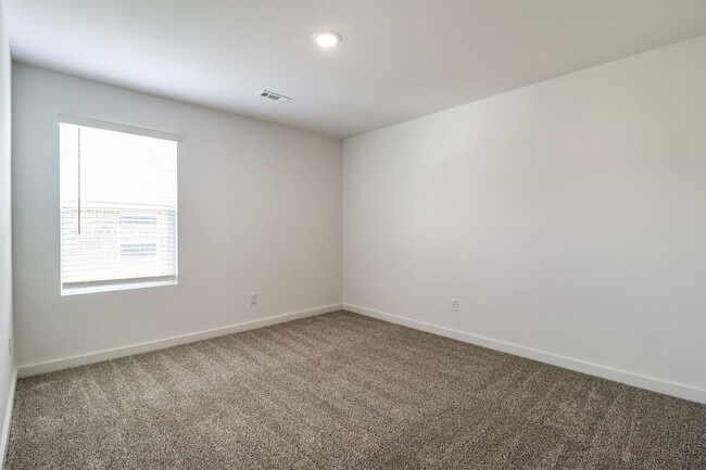 Building Photo - 110 E Fredonia Ct