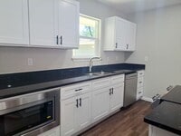 Building Photo - 5 bedroom / 2 bath