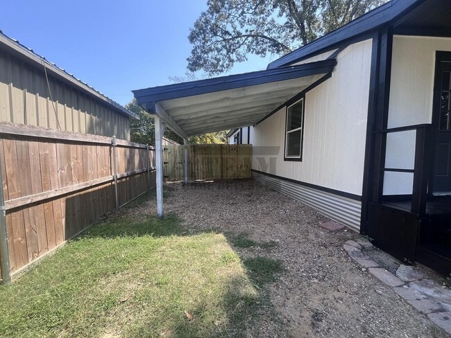 Building Photo - Beautifully updated 3-bedroom, 2-bath home