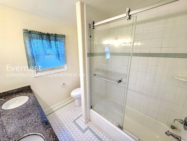 Building Photo - 537 Madison St