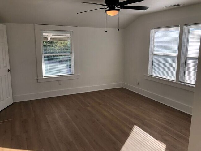 Building Photo - Two Story Home - 7 Bedrooms and 4 Bathroom...
