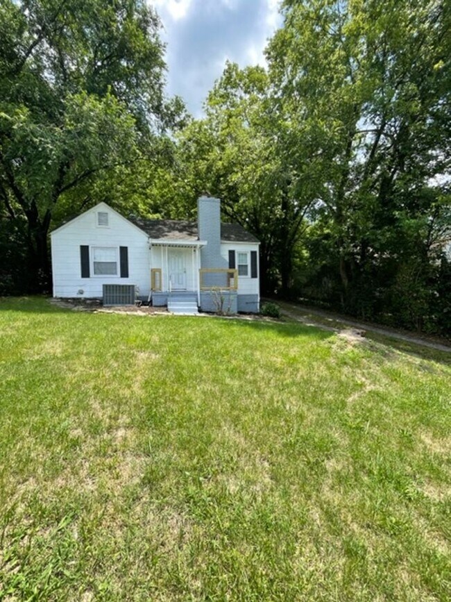 Building Photo - 2 bedroom, 1 bath home Short term or Long term lease options - Call Debra Johnson 865-591-8281