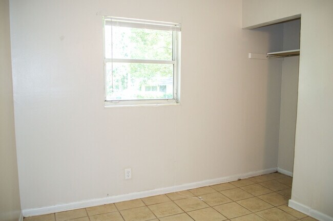 Building Photo - Cozy Home Off Lake Bradford!