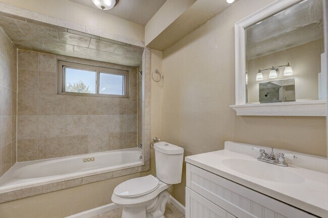 Building Photo - 5 bed 2 bath home in Moore,OK
