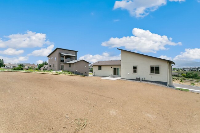 Building Photo - Stunning Raised 3 bedroom Rancher