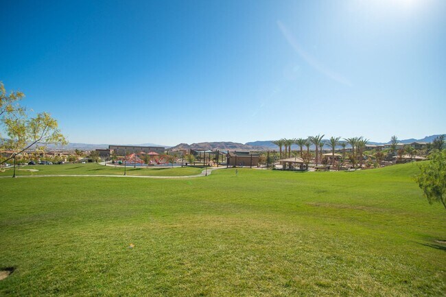 Building Photo - Gorgeous Townhome 3/2 in Santa Rosa Community in Summerlin!
