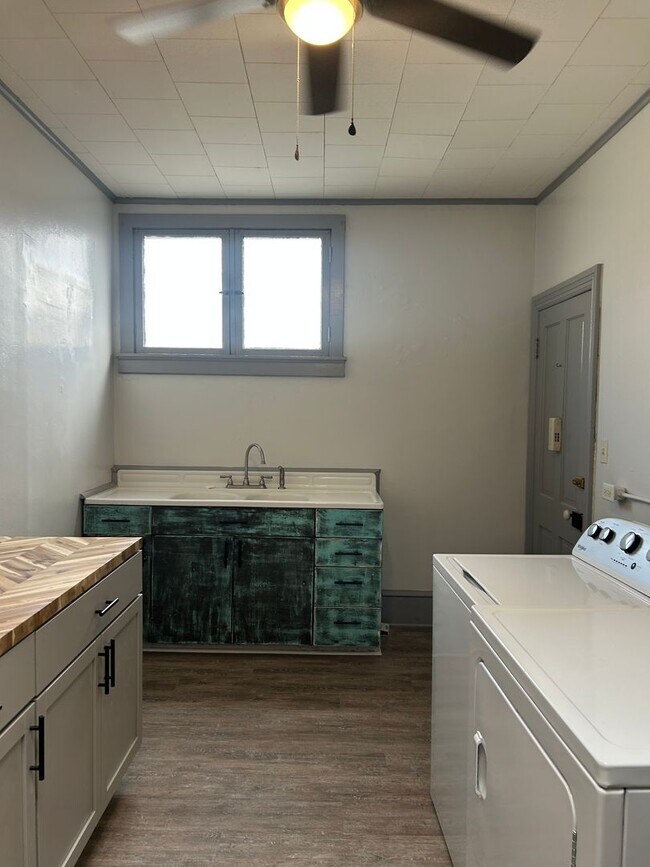 Building Photo - 27 W Seminary St