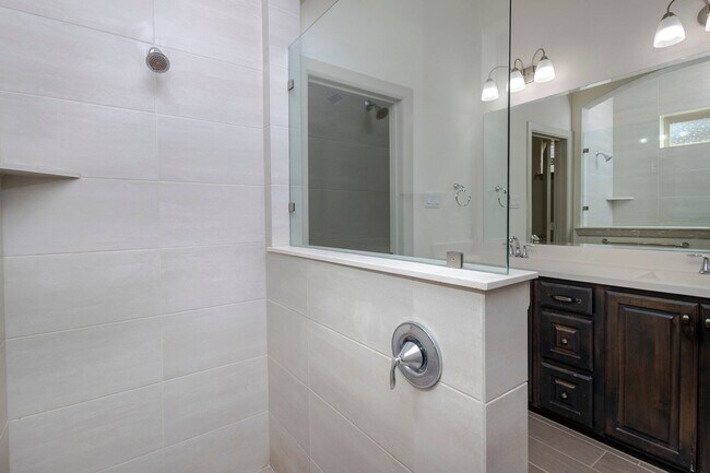 Building Photo - This house offers beautiful open floor plan with high ceilings and lots of natural light.